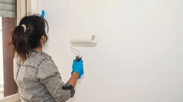 Mujer Latina Joven Pintando Una Pared Apartamento — Foto de Stock