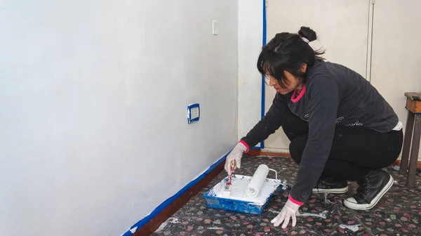 Jovem Mulher Latente Pintando Com Uma Pequena Escova Uma Parede — Fotografia de Stock