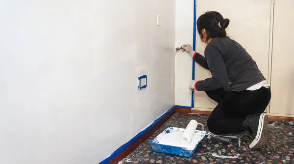 Mujer Joven Pintando Con Pequeño Pincel Una Pared Apartamento — Foto de Stock
