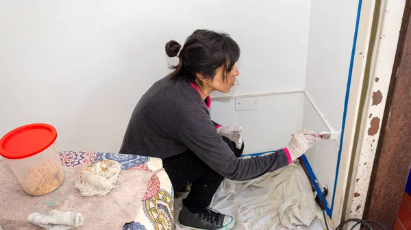 Mujer Joven Pintando Con Pequeño Pincel Una Pared Apartamento — Foto de Stock