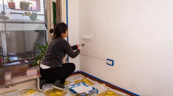 Mujer Joven Pintando Una Pared Apartamento — Foto de Stock