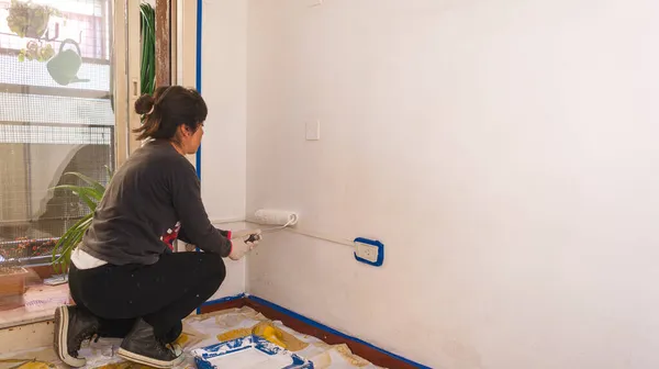 Jovem Mulher Latente Pintando Uma Parede Seu Apartamento — Fotografia de Stock