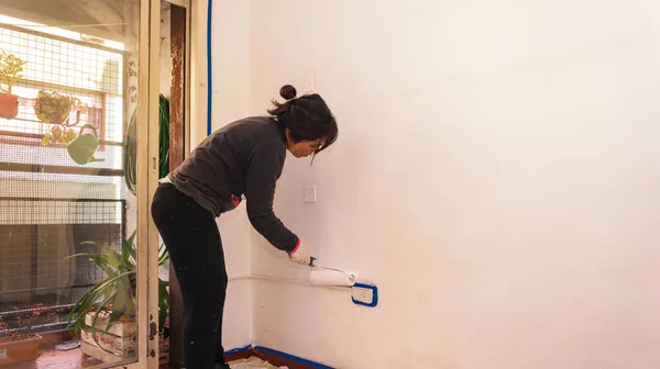 Молодая Женщина Рисующая Стену Своей Квартире — стоковое фото