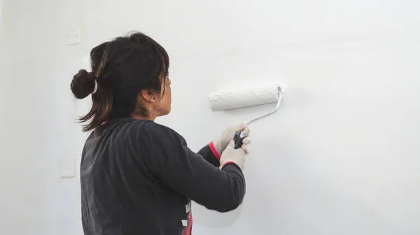 Jovem Mulher Latente Pintando Uma Parede Seu Apartamento — Fotografia de Stock