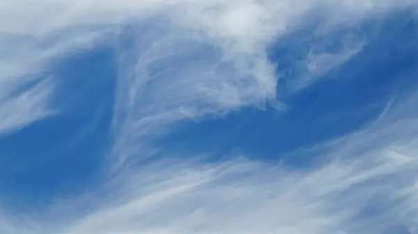 Birkaç Beyaz Bulutlu Mavi Gökyüzü Arka Planı — Stok fotoğraf