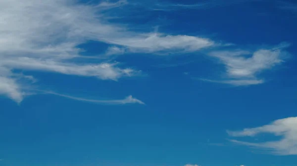 Birkaç Beyaz Bulutlu Mavi Gökyüzü Arka Planı — Stok fotoğraf
