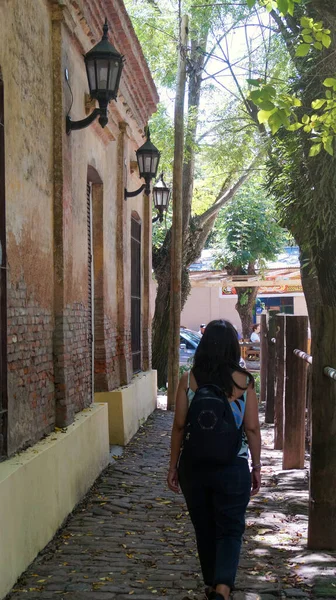 Mujer Joven Caminando Por Las Calles Del Casco Antiguo Uribelarrea —  Fotos de Stock
