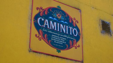 Caminito, La Boca, Buenos Aires 'in girişindeki sarı duvara 