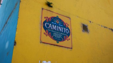 Caminito, La Boca, Buenos Aires 'in girişindeki sarı duvara 