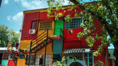 La Boca 'daki güzel renkli eski binalar, Buenos Aires    