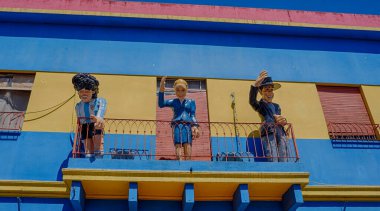  Diego Maradona, Evita ve Carlos Gardel heykelleri La Boca 'daki eski balkondan el sallıyorlar.                                          