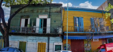 La Boca 'daki güzel renkli eski binalar, Buenos Aires