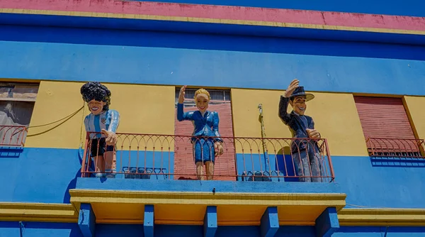  Diego Maradona, Evita ve Carlos Gardel heykelleri La Boca 'daki eski balkondan el sallıyorlar.                                          