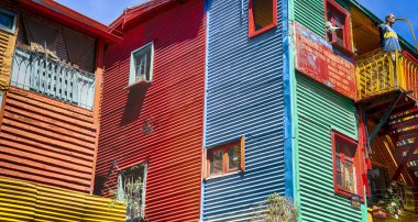 La Boca 'daki güzel renkli eski binalar, Buenos Aires