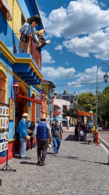  İnsanlar La Boca 'da bir yaz sabahının tadını çıkarıyor.         