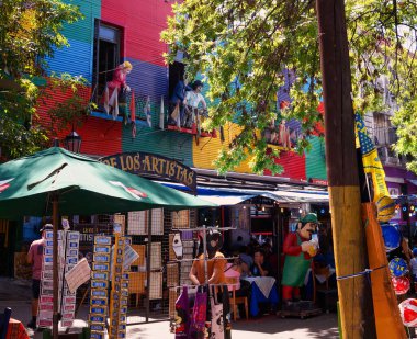 İnsanlar La Boca, Buenos Aires 'in renkli sokaklarında bir yaz sabahının tadını çıkarıyorlar.
