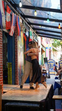  Caminito, La Boca, Buenos Aires 'teki bir restoranda tango dansçıları.                             