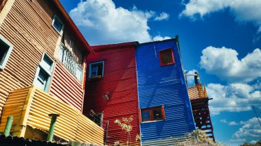 La Boca 'daki güzel renkli eski binalar, Buenos Aires