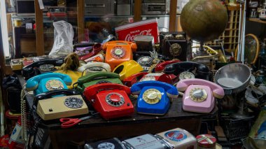 San Telmo pazarındaki bir antikacının masasının üstüne bir sürü renkli telefon yerleştirilmiş.