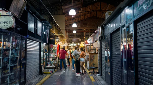 Människor Njuter Promenad Mellan Antikaffärer San Telmo Marknaden — Stockfoto