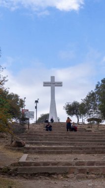 Çarmıhın endosundaki büyük beyaz haçın yakın görüntüsü. Haç Latince 