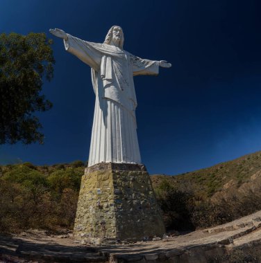 Cordoba 'daki La Cumbre kasabasına bakan küçük bir tepenin üzerine yerleştirilmiş büyük beyaz İsa kurtarıcısının heykelini yakından görebiliriz.                                                     