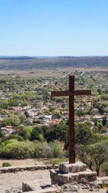 Tepenin tepesinden La Cumbre 'nin küçük bir kasabasının manzarası, haçın yanında haçın bittiği yerde..  