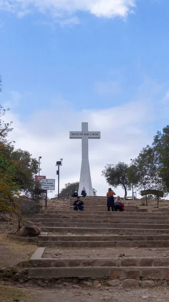 Çarmıhın endosundaki büyük beyaz haçın yakın görüntüsü. Haç Latince 