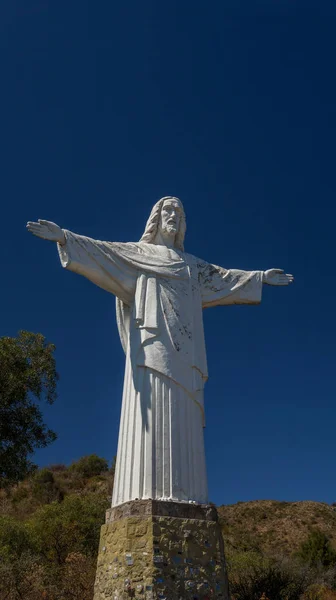 Приблизний Вид Велику Білу Скульптуру Христа Спасителя Розміщену Вершині Невеликого — стокове фото