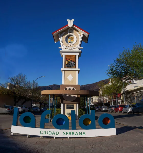 拉法尔达在布谷鸟钟旁边的欢迎标志 放置在La Falda大街 — 图库照片