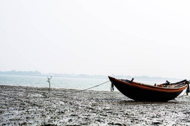 Yerli balıkçı teknesi sahile demir attı.