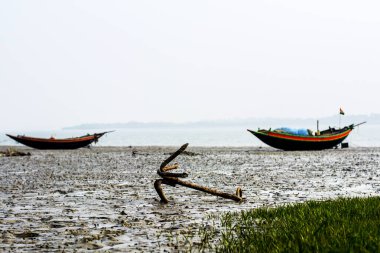 Yerli balıkçı teknesi sahile demir attı.