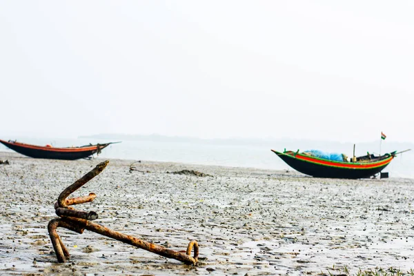 Коренная Рыбацкая Лодка Стояла Якоре Пляже — стоковое фото