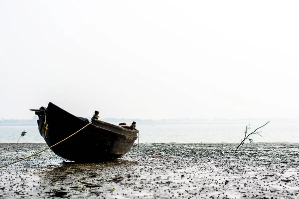 Коренная Рыбацкая Лодка Стояла Якоре Пляже — стоковое фото