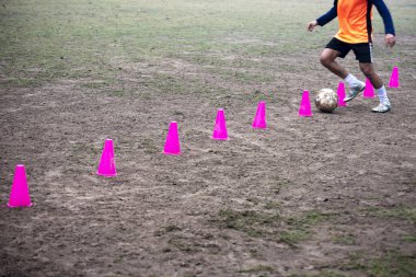 Futbol antrenmanında top sürme antrenmanı.