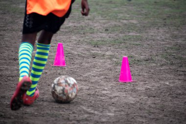 Futbol antrenmanında top sürme antrenmanı.