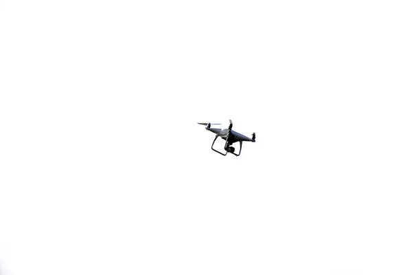 無人機の接近は隔離された白い背景に対して飛んでいます — ストック写真