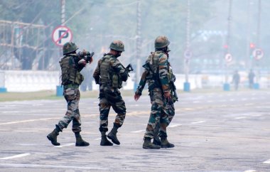 Kalküta, Hindistan. 24 Ocak 2022. Hint ordusu, Bağımsızlık Yürüyüşü 'nün yapılacağı bölgeyi güvence altına almak için görevlendirildi..