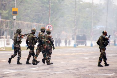 Kalküta, Hindistan. 24 Ocak 2022. Hint ordusu, Bağımsızlık Yürüyüşü 'nün yapılacağı bölgeyi güvence altına almak için görevlendirildi..