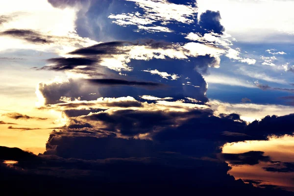 Zdjęcie Pięknego Zachodu Słońca Cudownymi Chmurami — Zdjęcie stockowe