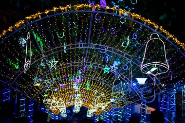 Şehir caddesi Noel boyunca ışık dizisiyle süslendi.