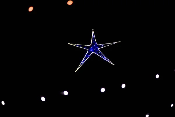 Estrela Isolada Contra Fundo Preto Durante Natal — Fotografia de Stock