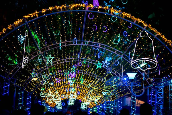 Calle Ciudad Fue Decorada Por Cadena Luz Durante Navidad — Foto de Stock