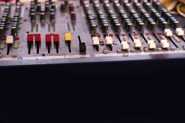 ミキシングコンソールを使用してサウンドトラックを作成するサウンドエンジニア — ストック写真