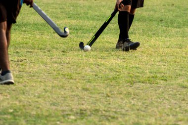 Çocuklar hokey oynuyor. Hokey hokey topuna vuracak..