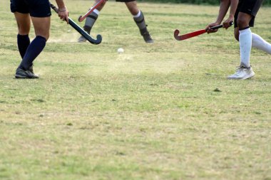 Çocuklar hokey oynuyor. Hokey hokey topuna vuracak..