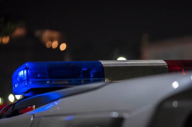 Gece sokakta devriye gezen polislerin acil durum ışığı.