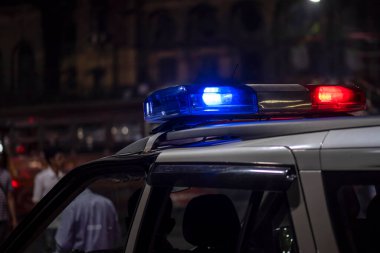 Gece sokakta devriye gezen polislerin acil durum ışığı.