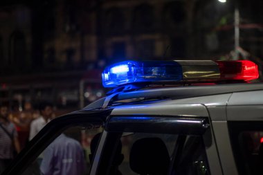 Gece sokakta devriye gezen polislerin acil durum ışığı.