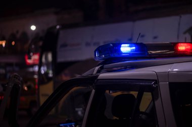 Gece sokakta devriye gezen polislerin acil durum ışığı.